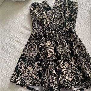 Strapless short jumper.